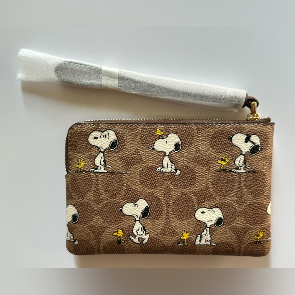 BNWT COACH X PEANUTS CORNER ZIP WRISTLET SIGNATURE CANVAS - SNOOPY & WOODSTOCK - Picture 2 of 4